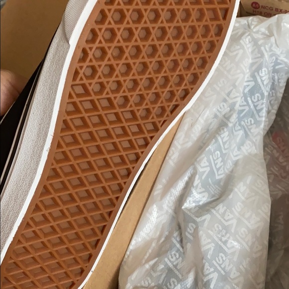 NWOT Vans Old Skool Women size US 8 - Picture 2 of 2